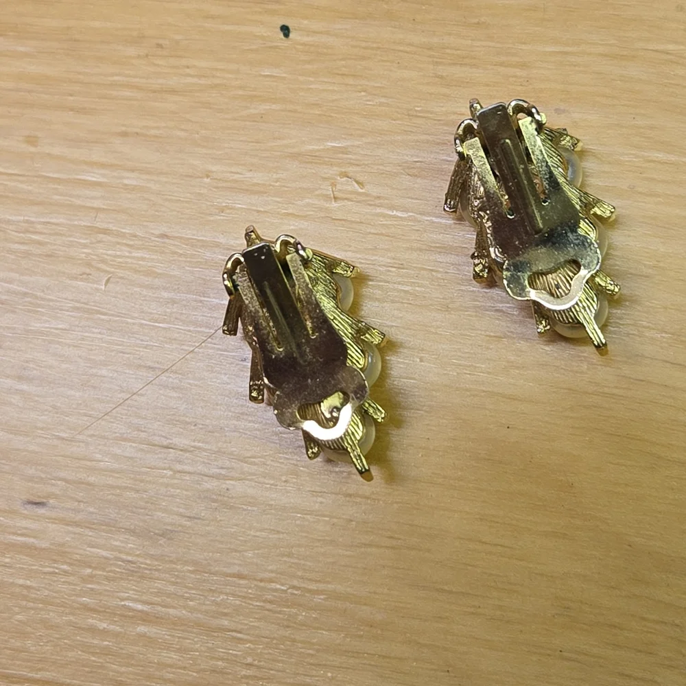 ART vintage faux pearl clip on earrings